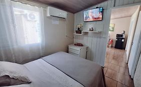 KITNET k1 em TORRES-RS - Na mais bela praia Gaúcha - 2 quartos - Frigobar - micro-ondas - banheiro - ar condicionado split - TV smart 32' - Wi-Fi - Anfitriã Superhost no BnB